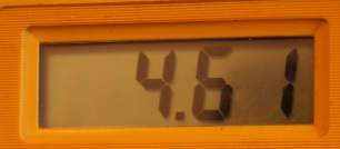 Multimeter showing 4.61 volts